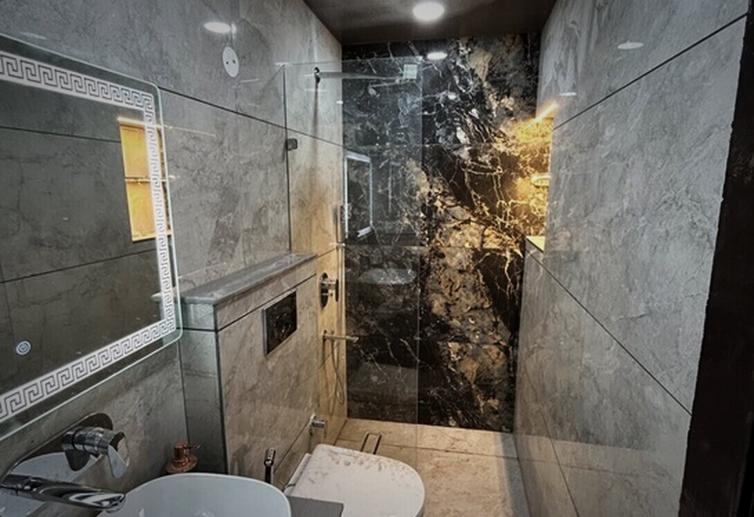 Shower area in dark veined marble