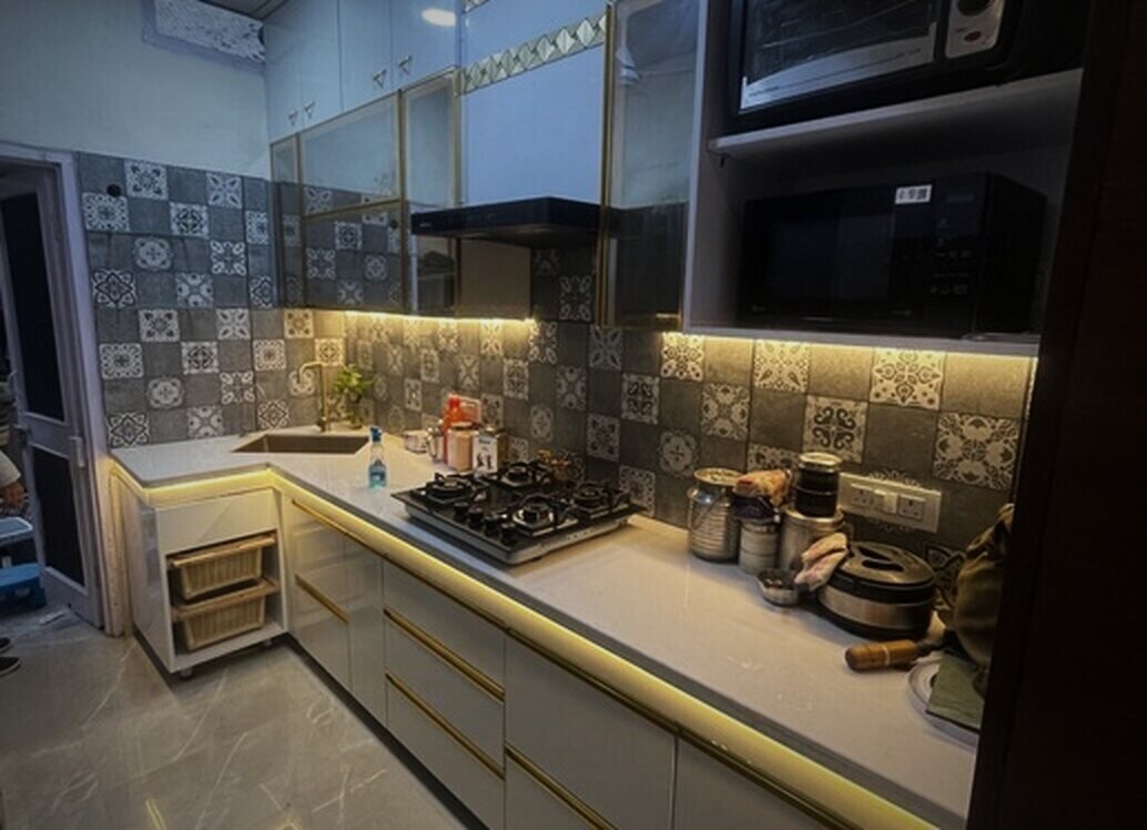 Kitchen with patterned tile backsplash