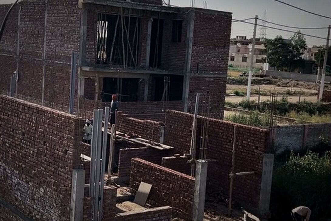 Brick masonry rising on a residential site